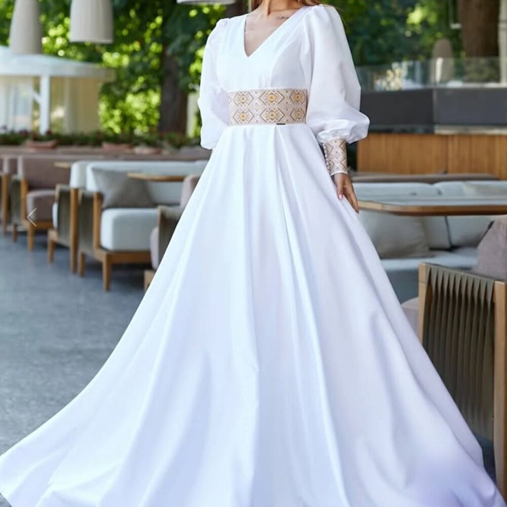 Embroidery Wedding dress with build-in bra and pockets